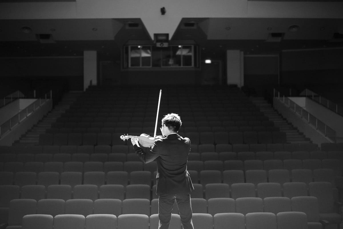 Professionele violist speelt solo in concertzaal